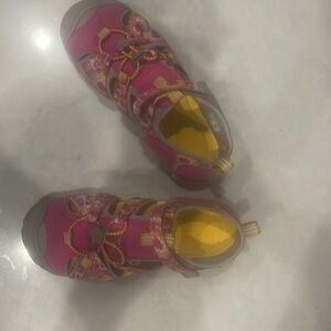 Kids keen water shoes pink and yellow